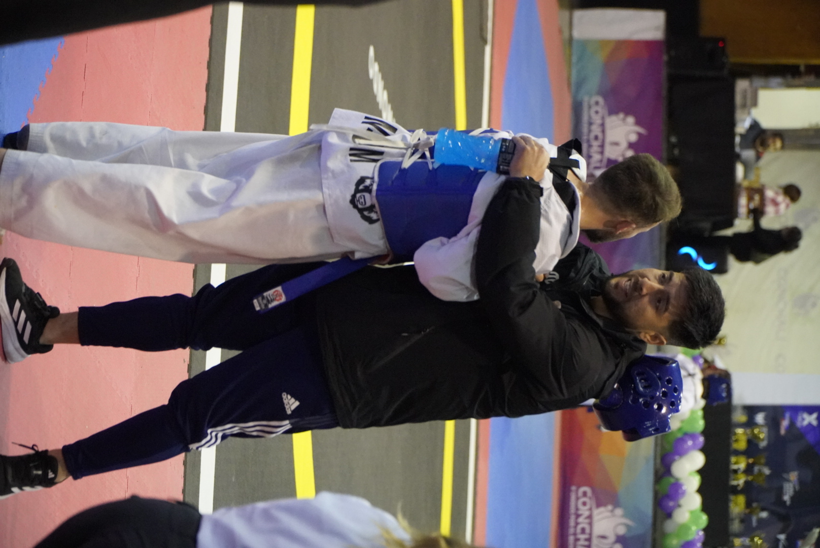 Motivación y apoyo en competencia de taekwondo en Conchalí, Chile.